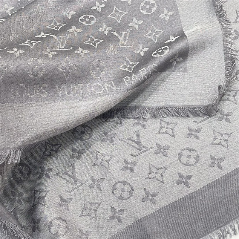 l0vis Vvtt0n lv gold and silver thread shawl