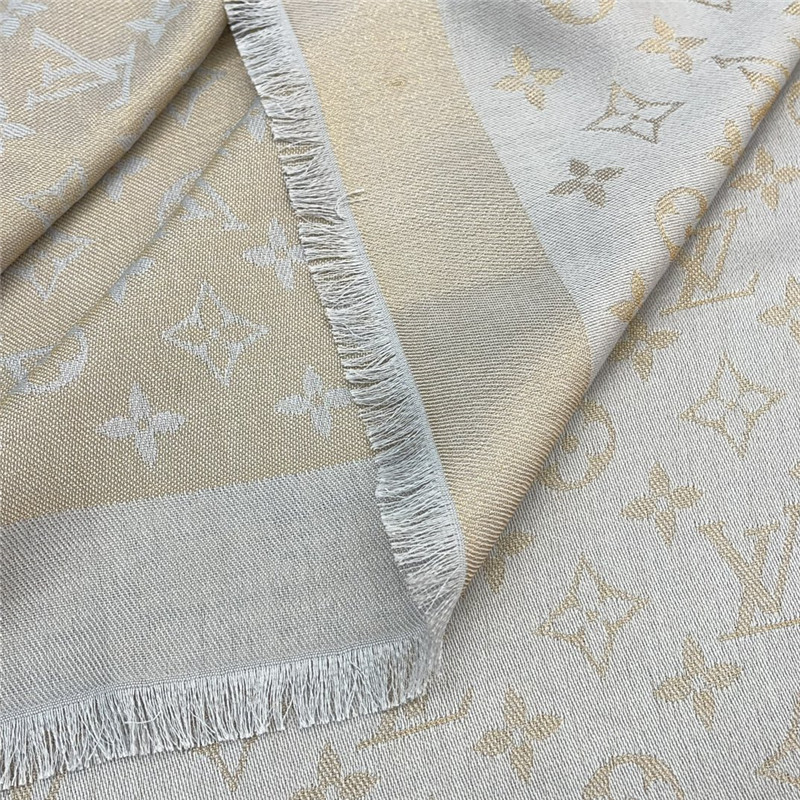 l0vis Vvtt0n lv gold and silver thread shawl