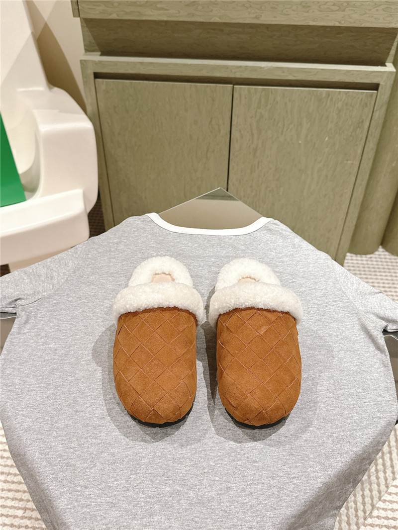 b0tt*ga Ven*ta brown suede fur reggie slippers