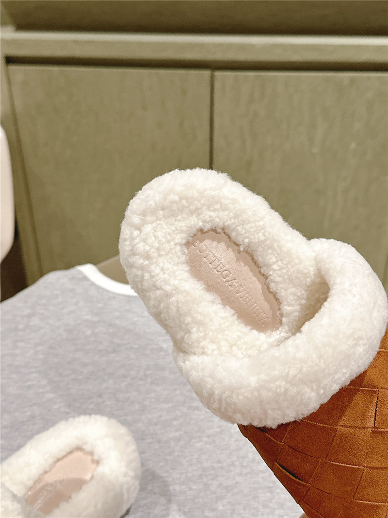 b0tt*ga Ven*ta brown suede fur reggie slippers