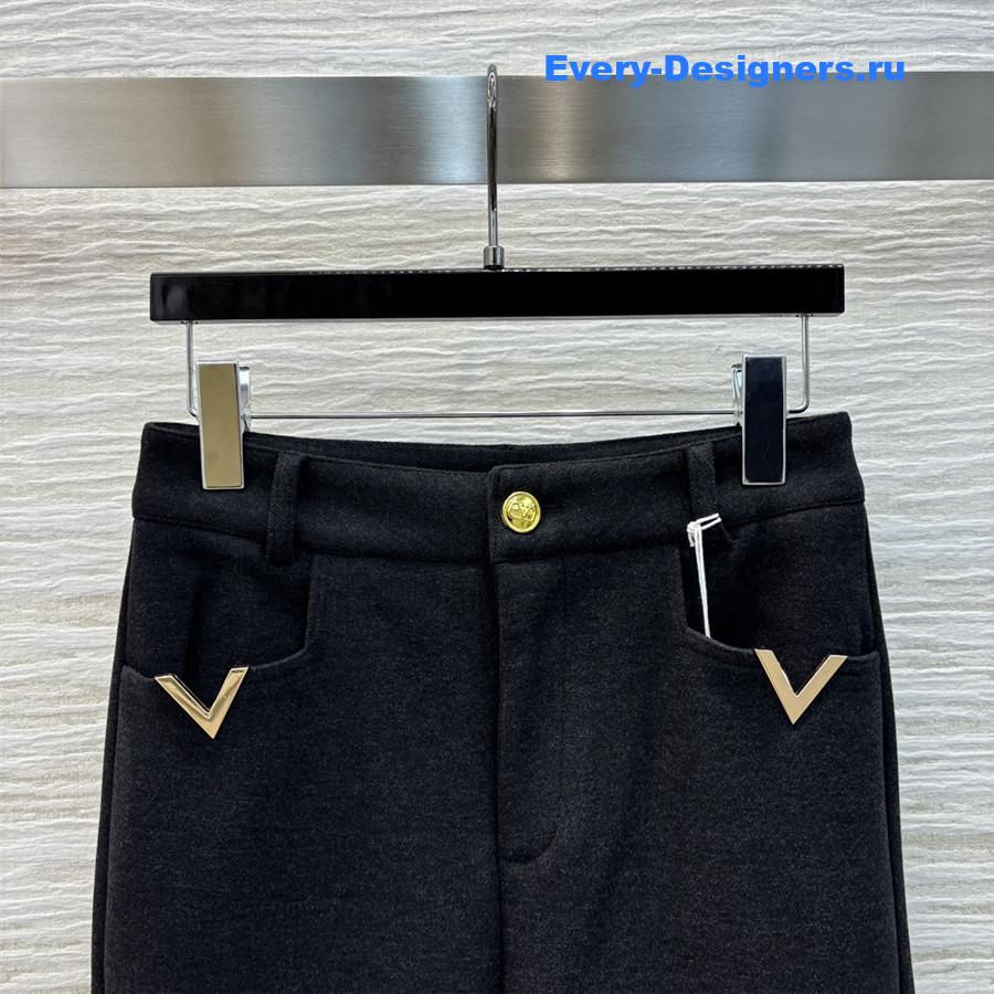 Va1e*ntin0 v button casual straight pants