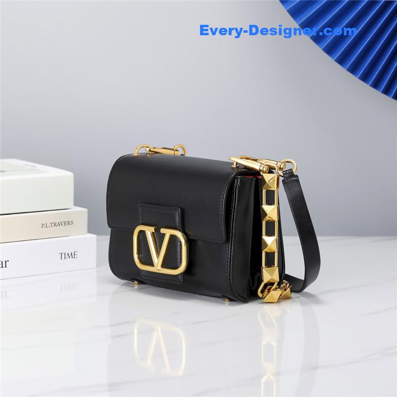Va1e*ntin0 v logo bag in grained calfskin