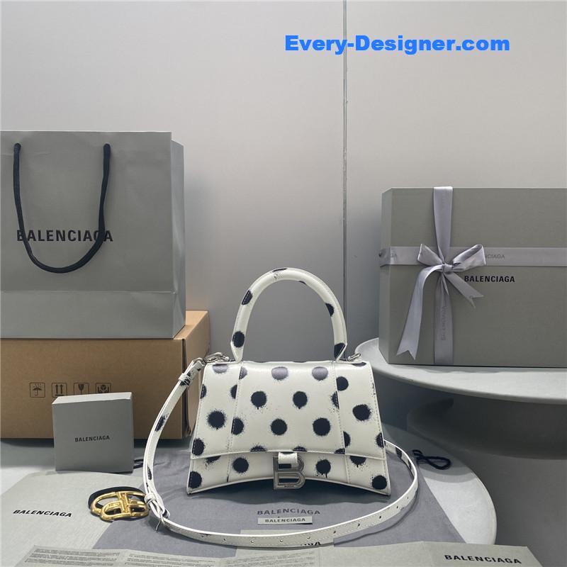 Ba1en*iaga hourglass bag white