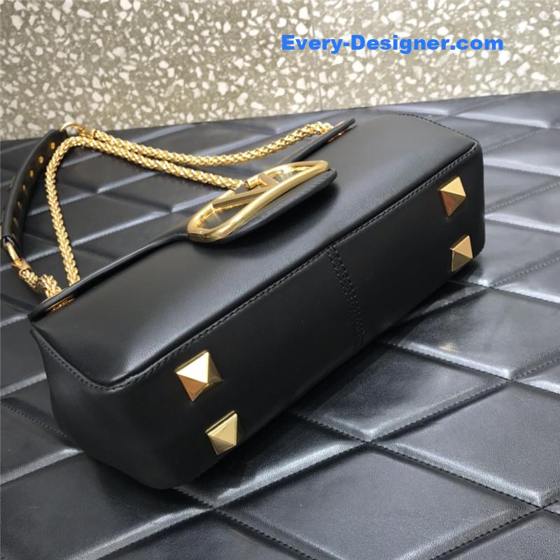 Va1e*ntin0 garavani stud sign leather shoulder bag