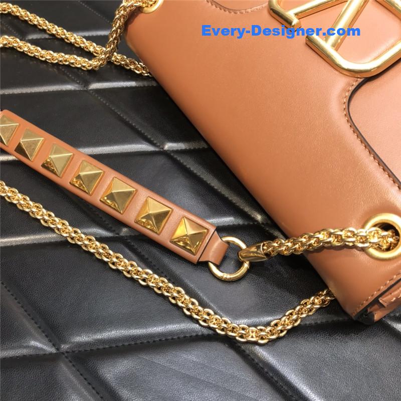Va1e*ntin0 garavani stud sign leather shoulder bag