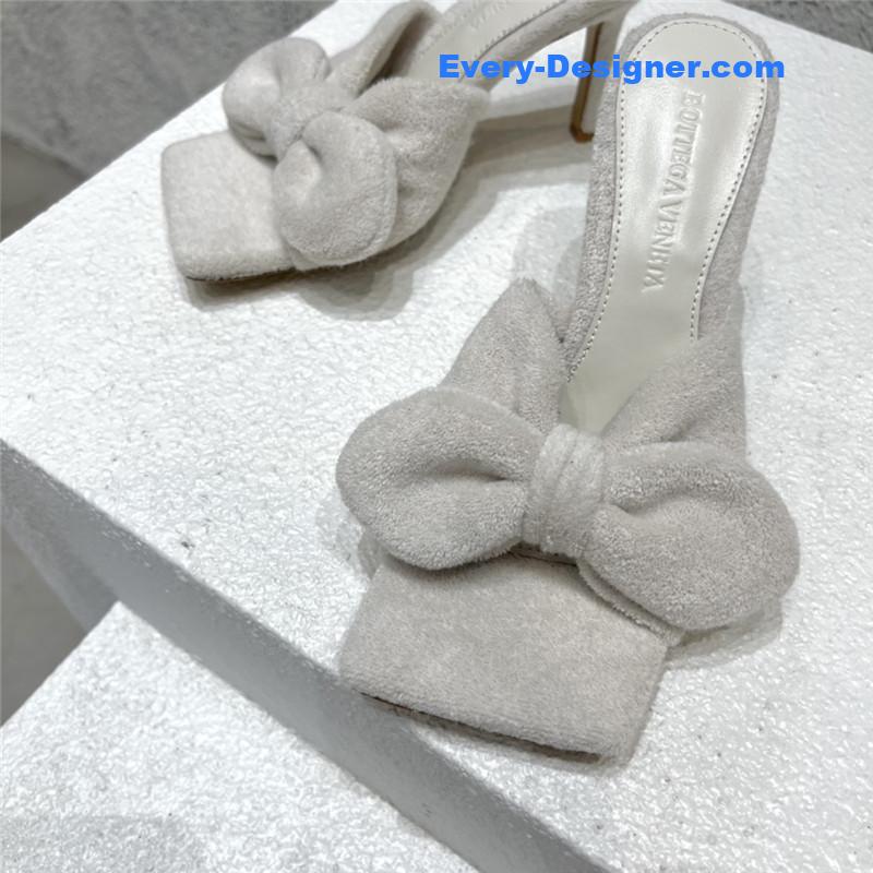 b0tt*ga Ven*ta bow sandals
