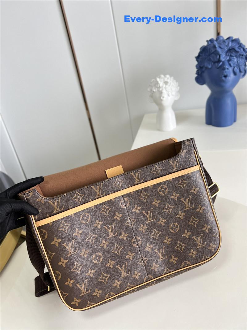 l0vis Vvtt0n lv messenger bag