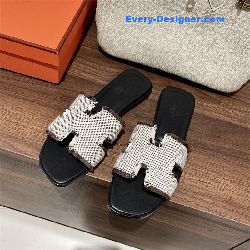 H**me5 h buckle slippers