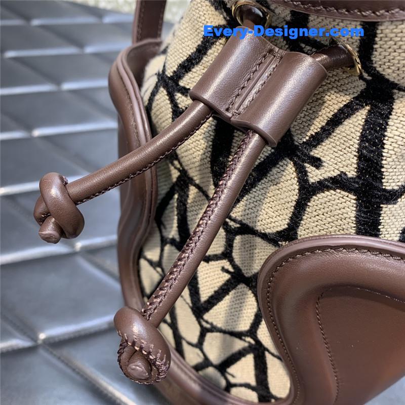 Va1e*ntin0 la cinqui¨¨me bucket bag