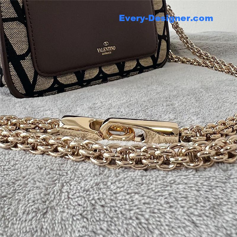 Va1e*ntin0 v logo bag in grained calfskin