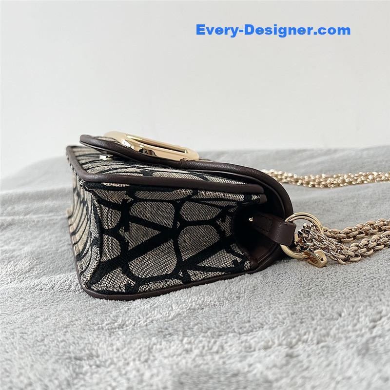 Va1e*ntin0 v logo bag in grained calfskin