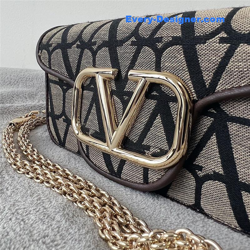 Va1e*ntin0 v logo bag in grained calfskin