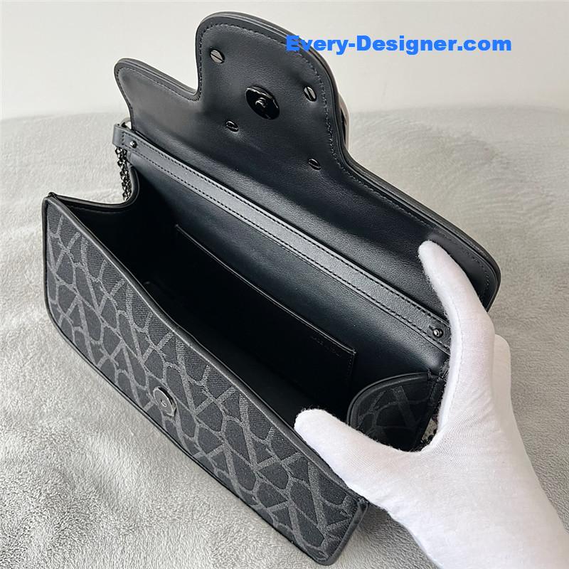 Va1e*ntin0 v logo bag in grained calfskin