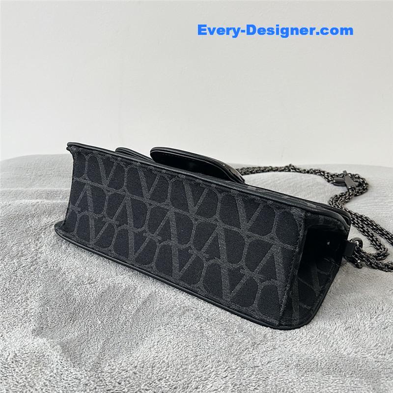Va1e*ntin0 v logo bag in grained calfskin