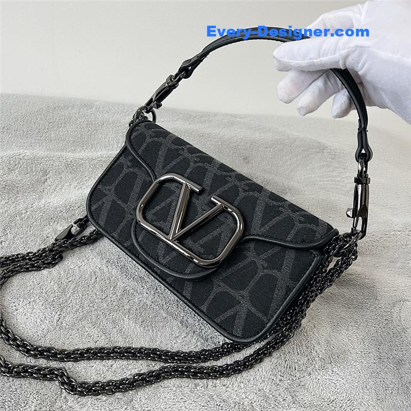 Va1e*ntin0 v logo bag in grained calfskin