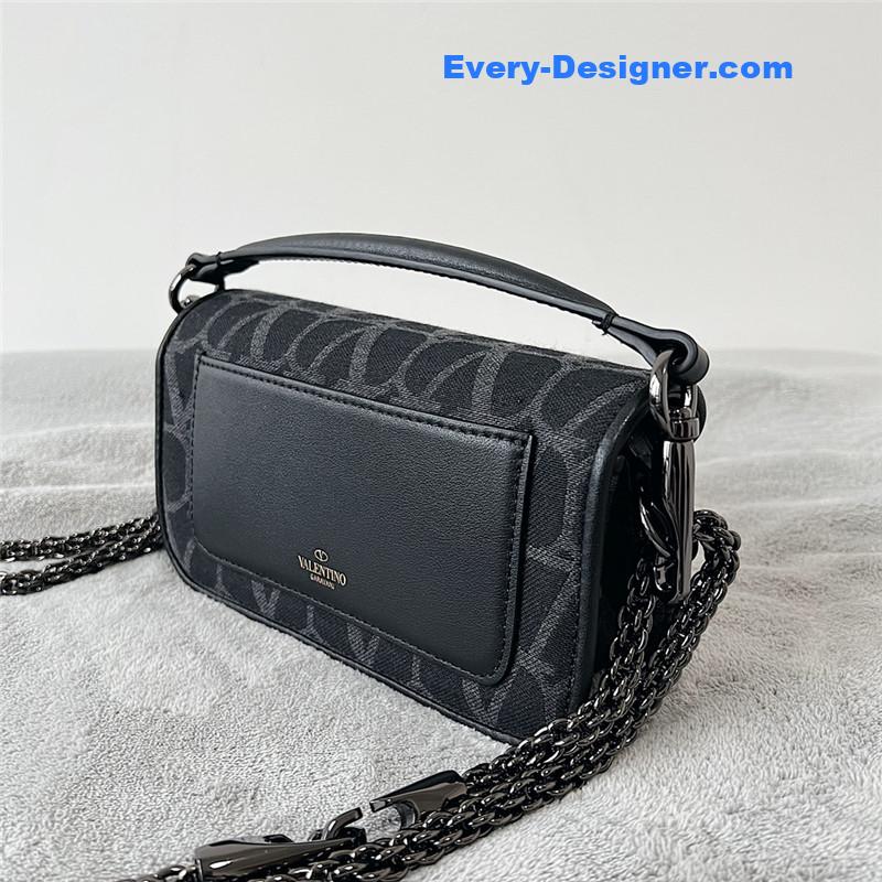 Va1e*ntin0 v logo bag in grained calfskin