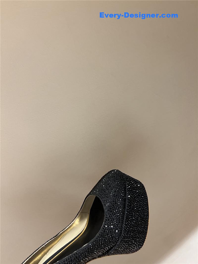 Va1e*ntin0 sky high platform pumps in patent leather