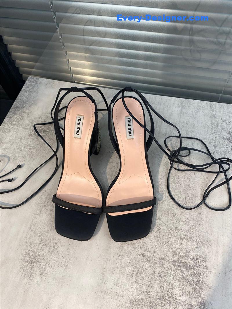 M1um1u new one word with high heel dragging