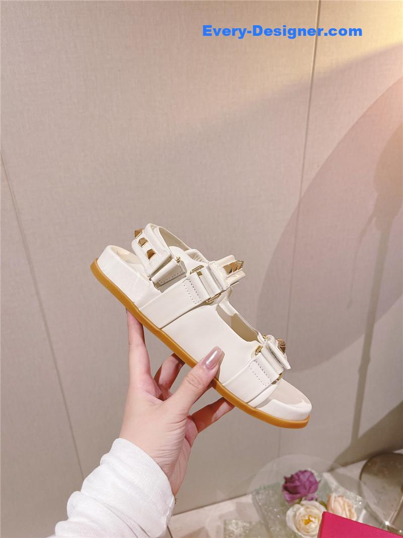 Va1e*ntin0 roman sandals