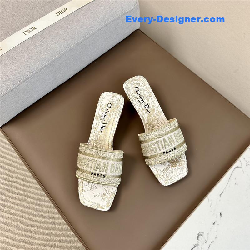 D10r logo embroidered slippers