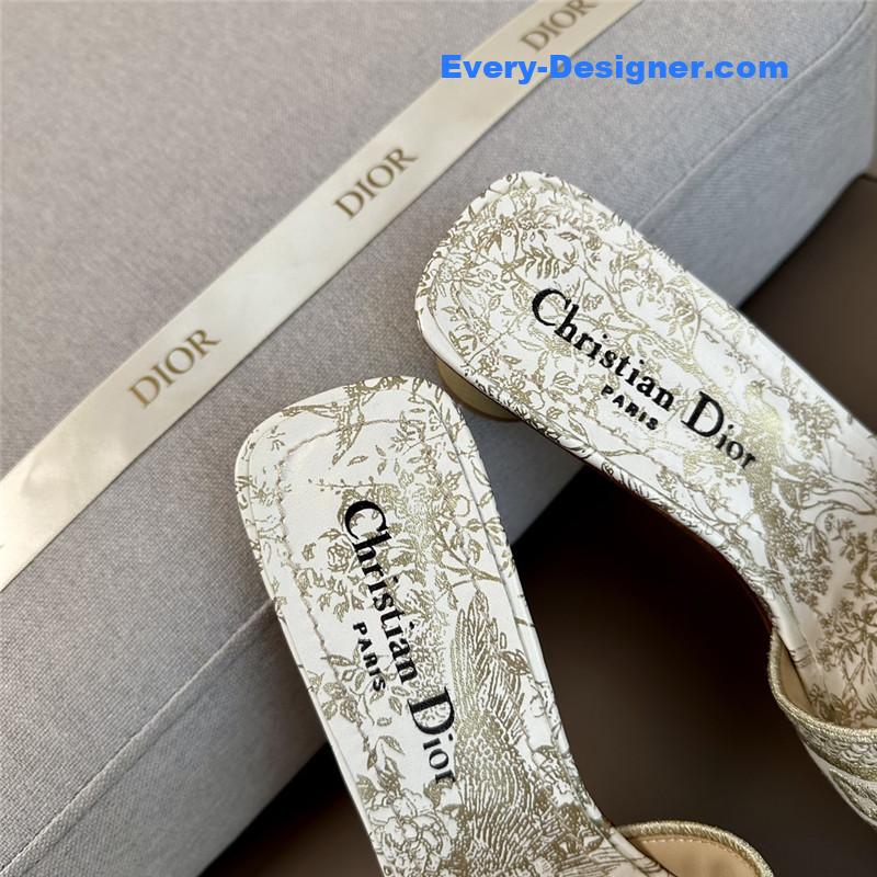 D10r logo embroidered slippers