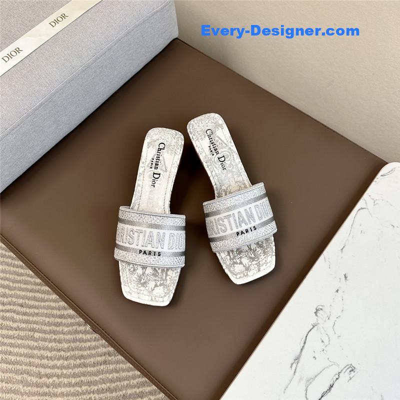 D10r logo embroidered slippers