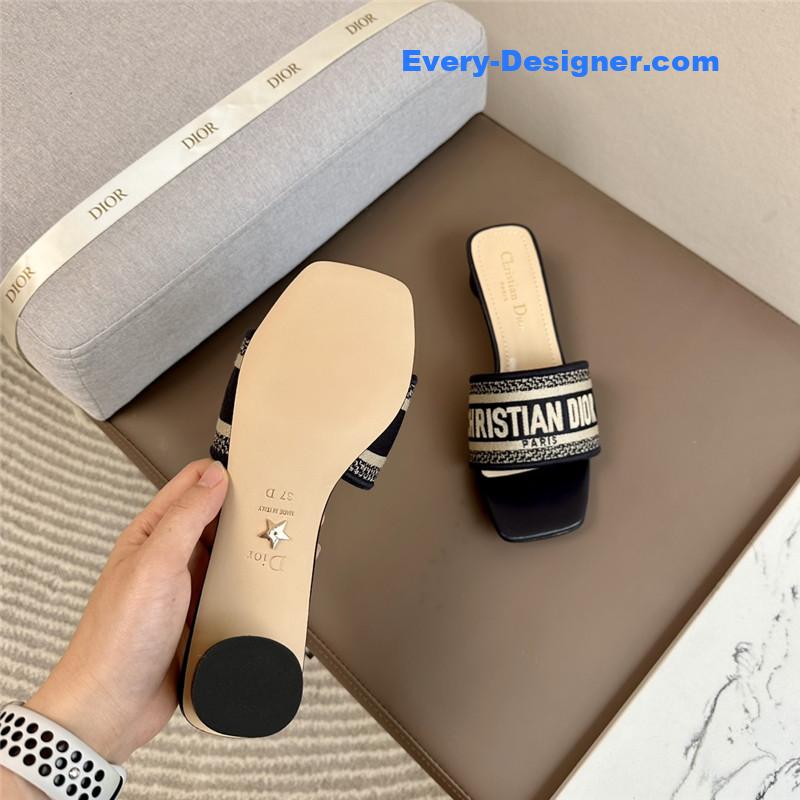 D10r logo embroidered slippers