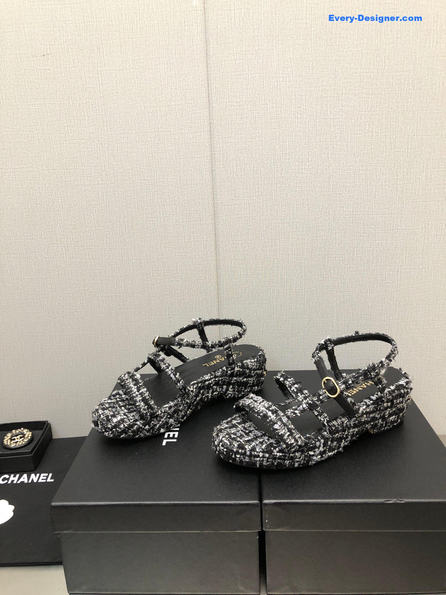 CC back metal logo sandals