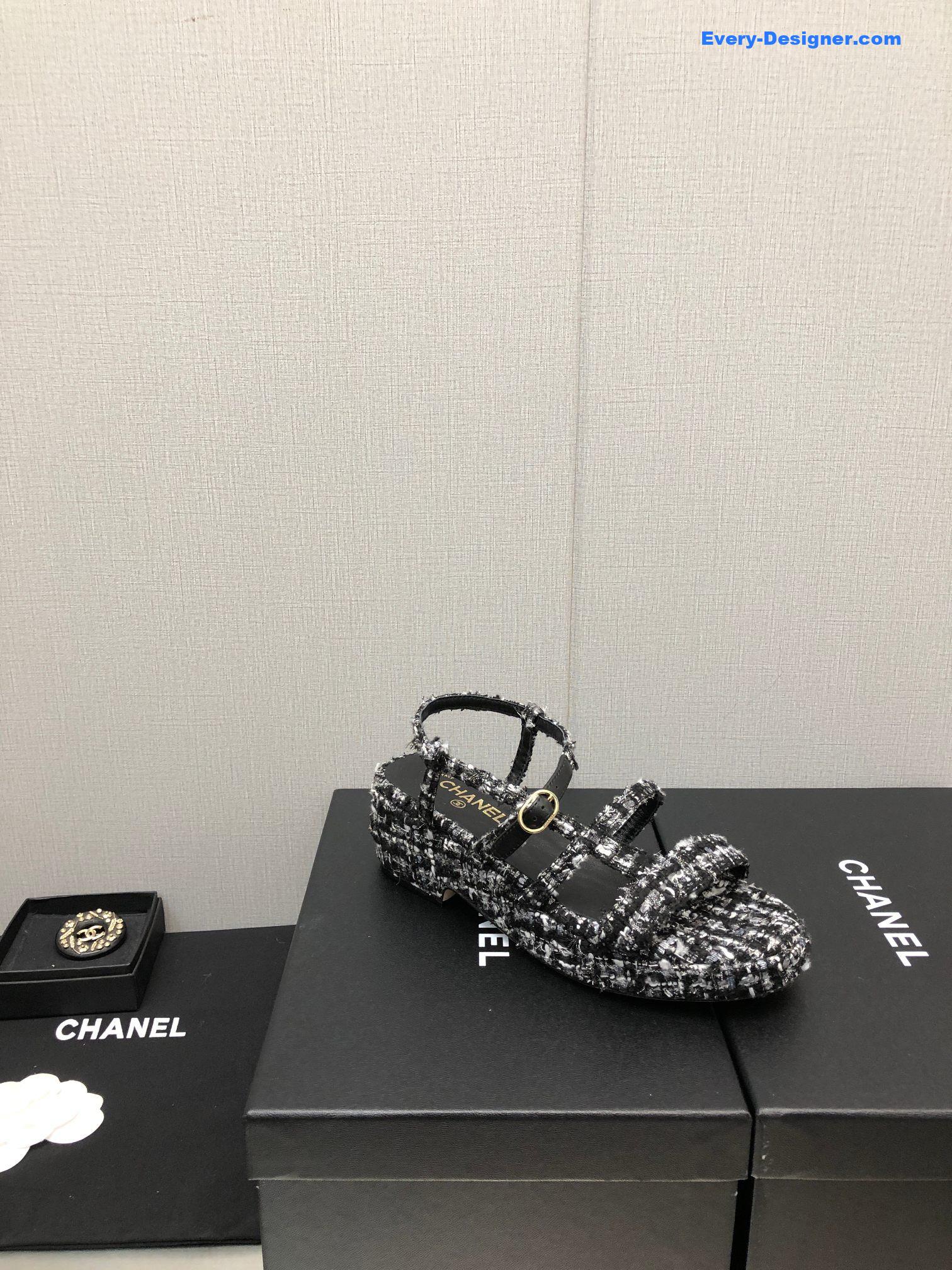 CC back metal logo sandals