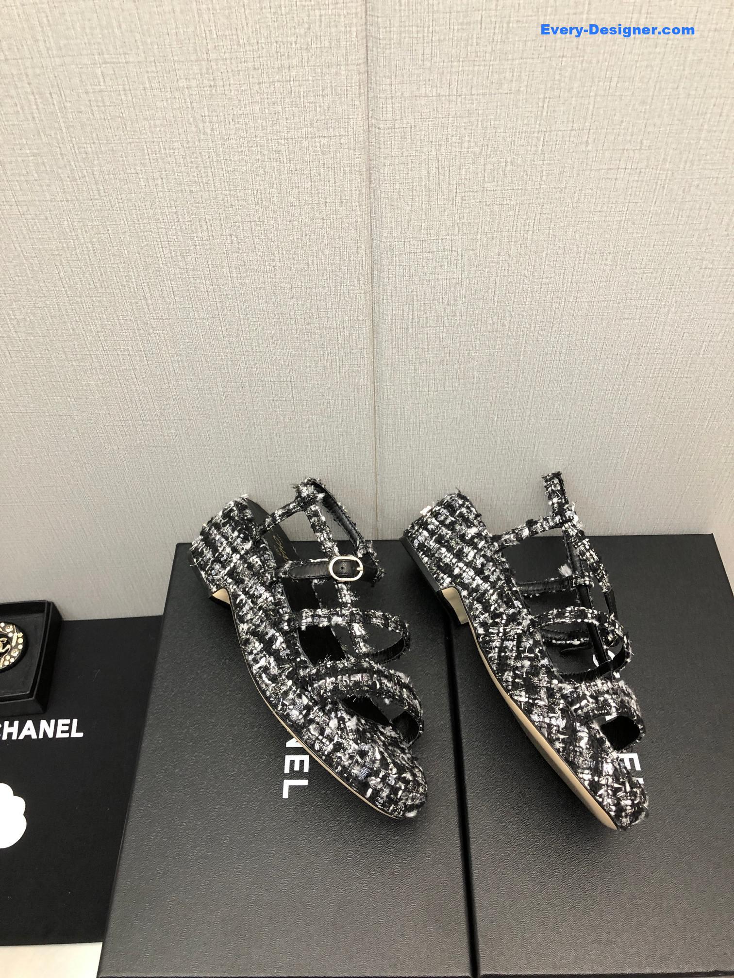 CC back metal logo sandals