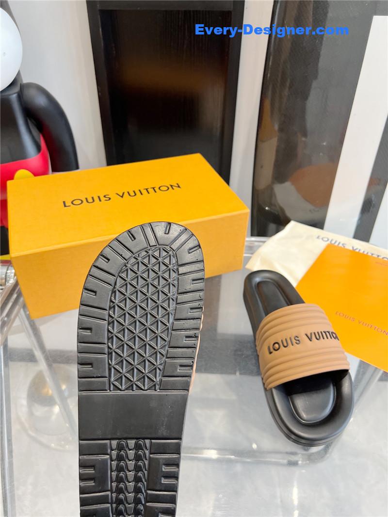 l0vis Vvtt0n lv couple slippers