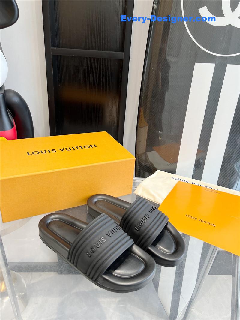l0vis Vvtt0n lv couple slippers