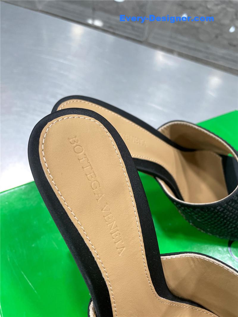 b0tt*ga ven*ta new square D1am0nd slippers