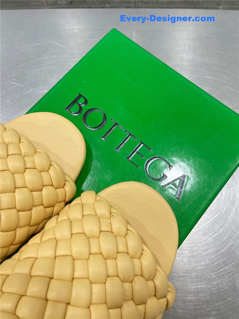 b0tt*ga Ven*ta woven slides