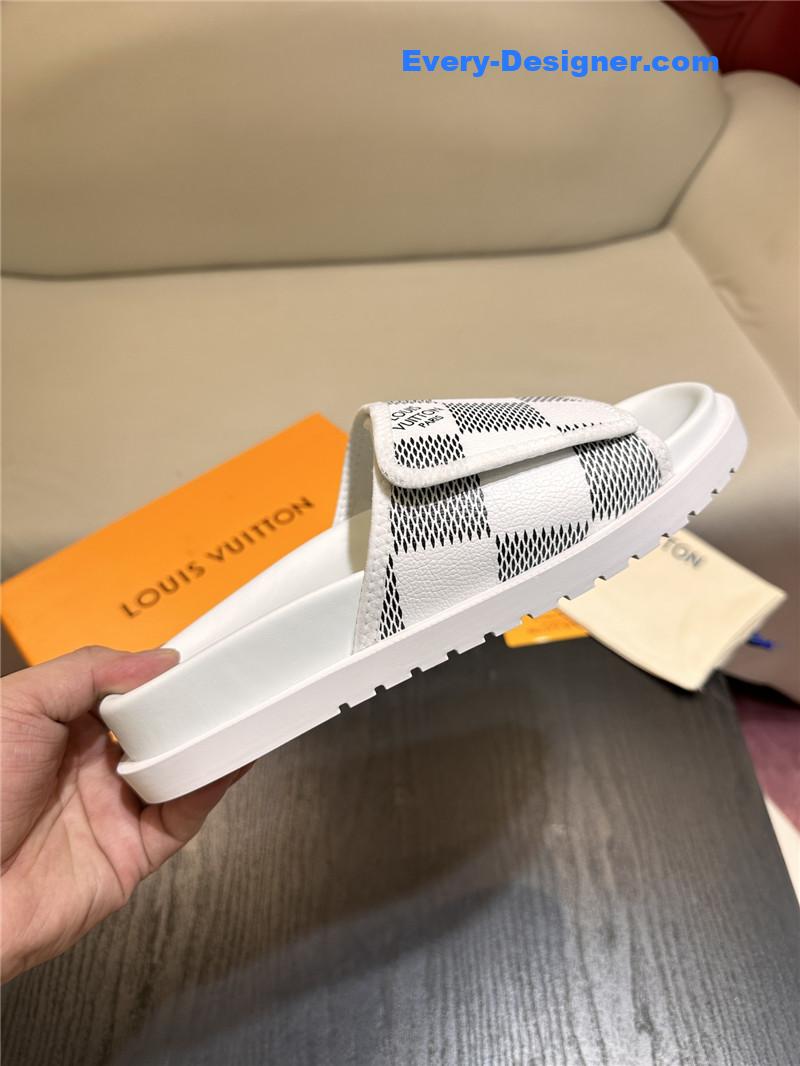 l0vis Vvtt0n lv sandals