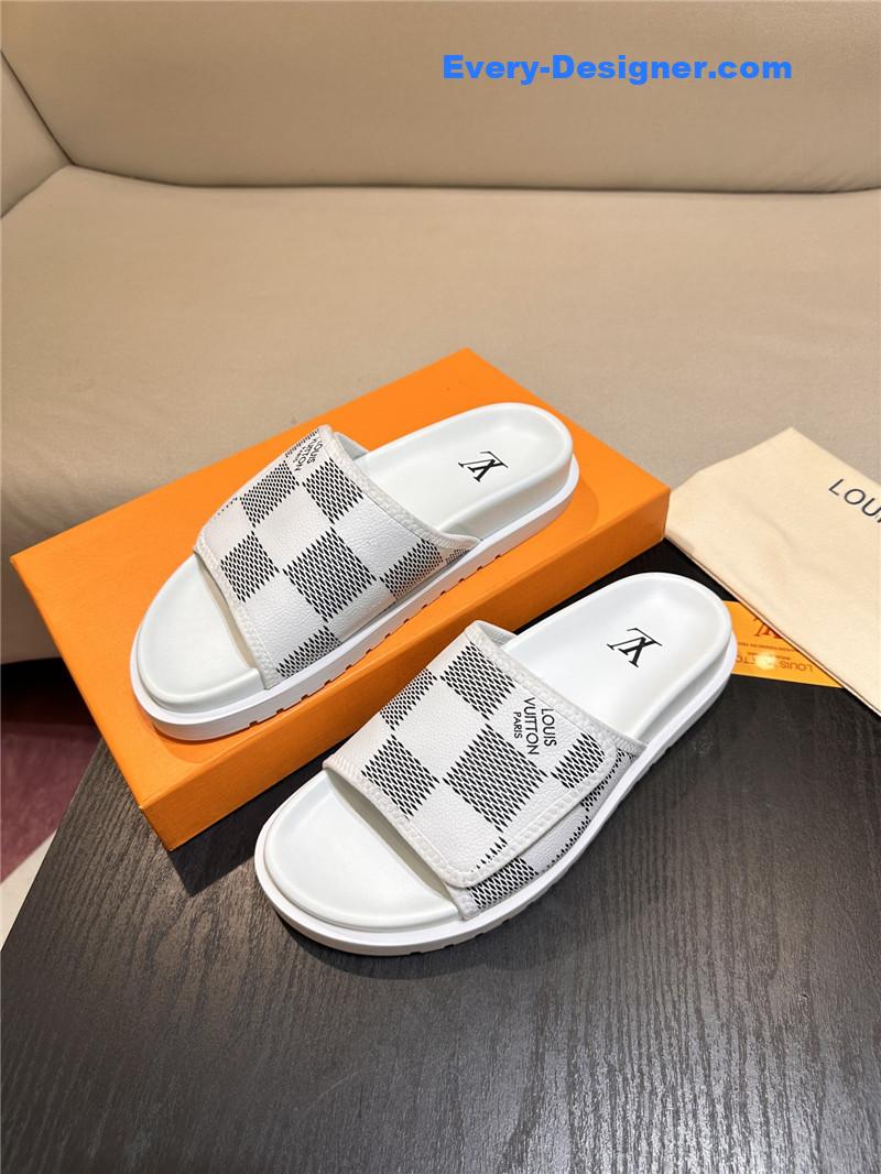 l0vis Vvtt0n lv sandals