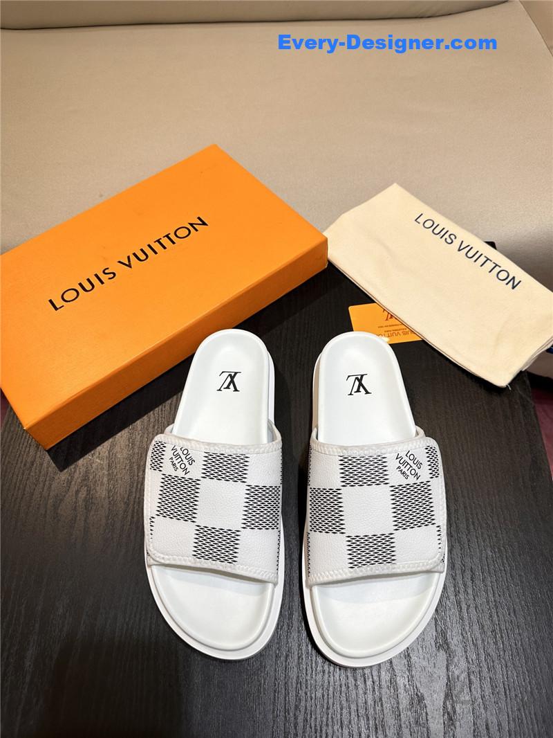 l0vis Vvtt0n lv sandals