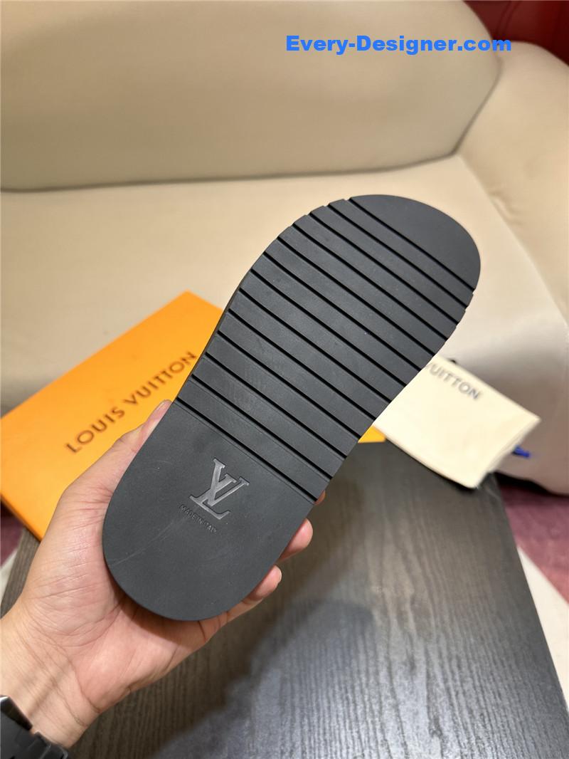 l0vis Vvtt0n lv sandals