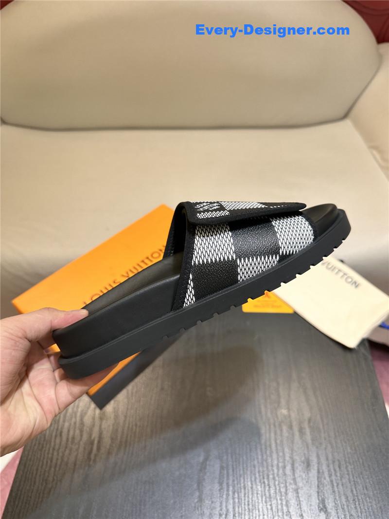 l0vis Vvtt0n lv sandals