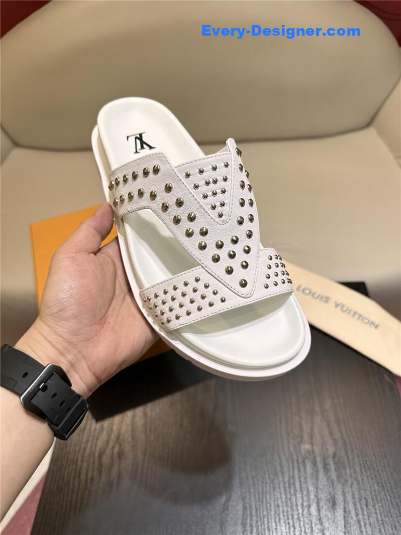 l0vis Vvtt0n lv sandals