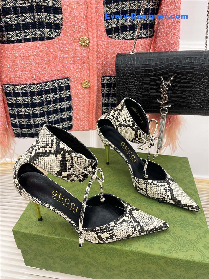 Gvc*1 metal heel pointed sandals