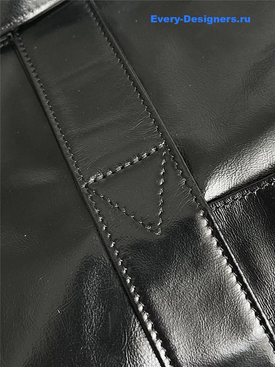 b0tt*ga Ven*ta leather travel bag in black