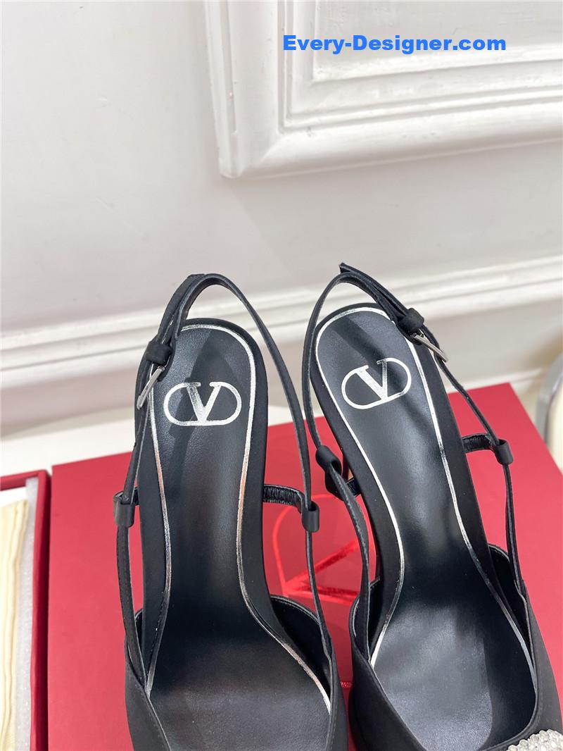 Va1e*ntin0 v buckle platform pumps