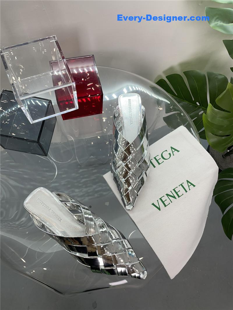 b0tt*ga Ven*ta square toe flat woven slides