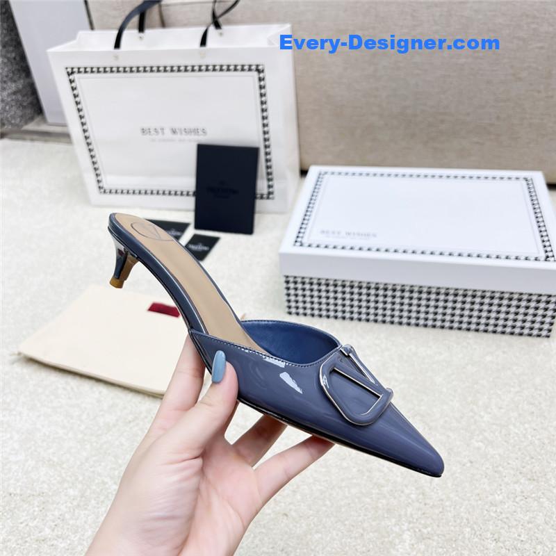 Va1e*ntin0 latest v logo buckle back air slippers