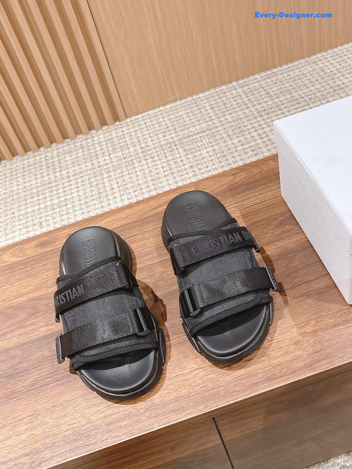 D10r spring and summer new thick-soled beach slippers