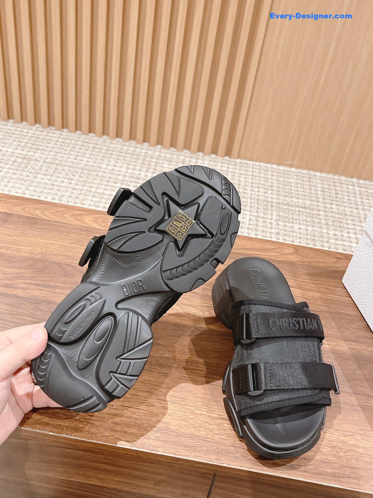 D10r spring and summer new thick-soled beach slippers