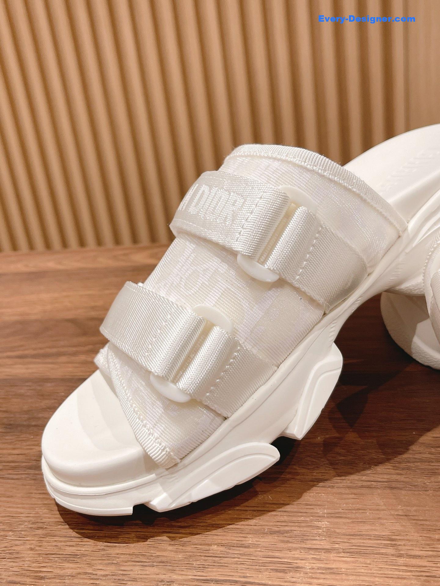 D10r spring and summer new thick-soled beach slippers