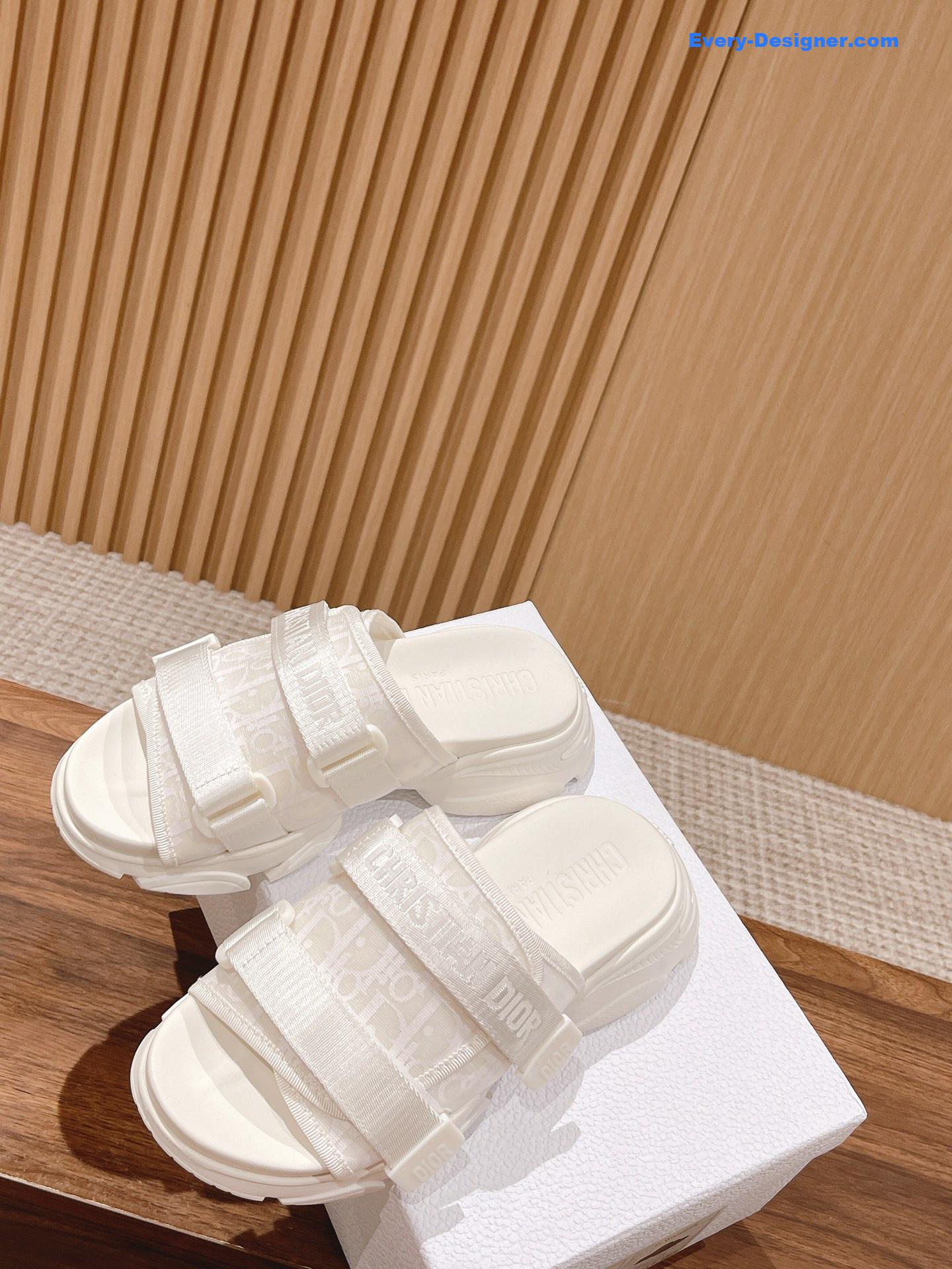 D10r spring and summer new thick-soled beach slippers