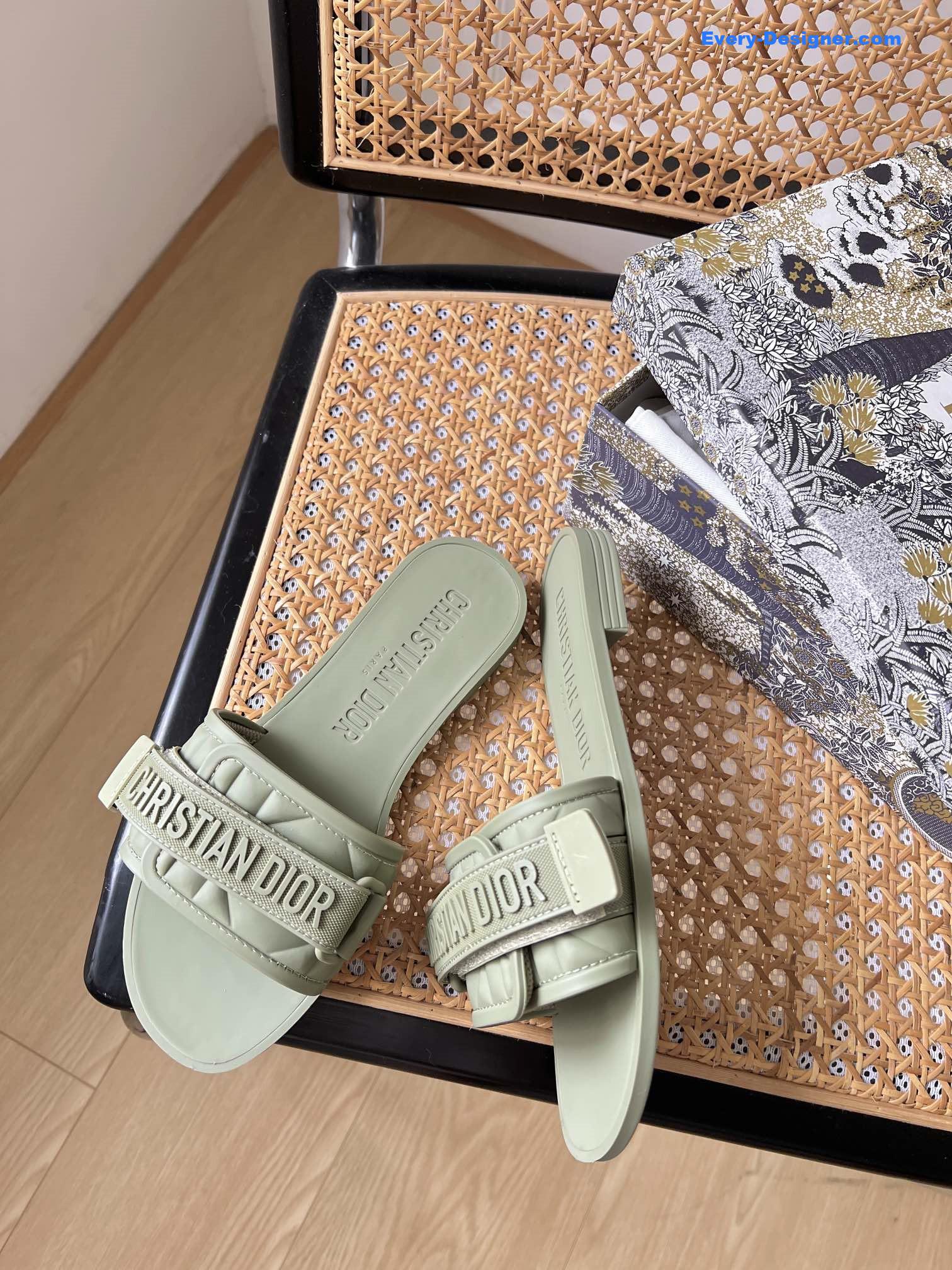 D10r velcro slippers